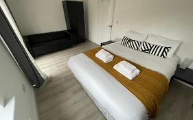 Large Bright King Sized Room - Short Walk From Cc